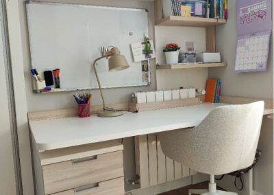 Zona de estudio independiente en dormitorio juvenil para dos hermanas