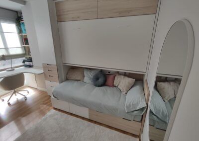 Dormitorio juvenil para dos hermanas con zonas de descanso y estudio