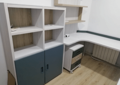 Mesa de estudio a medida adaptada a un rincón en chaflán