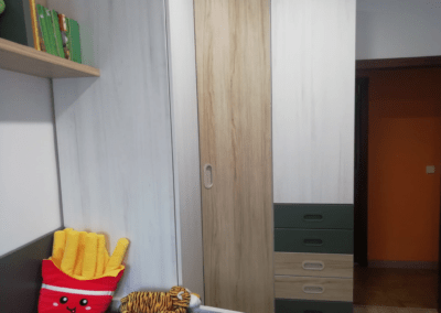 Armario a medida en dormitorio juvenil con almacenaje