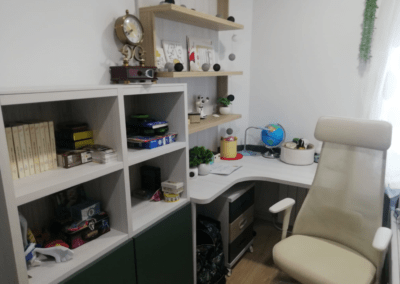 Zona de estudio con escritorio y almacenaje